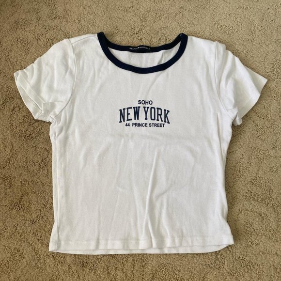 ☆ Brandy Melville Soho New York Baby Tee ☆ - Picture 1 of 3